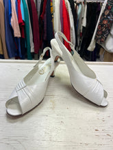 Load image into Gallery viewer, Vintage White Leather Heels (Size 9.5)