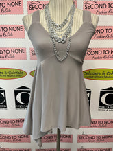 Load image into Gallery viewer, Sympli Swing Top (Size 6)