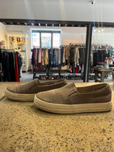 Cargar imagen en el visor de la galería, *AS IS* Skechers Sparkly Slip On Shoes (Size 8.5)
