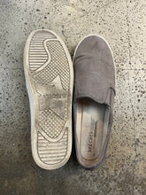 Cargar imagen en el visor de la galería, *AS IS* Skechers Sparkly Slip On Shoes (Size 8.5)