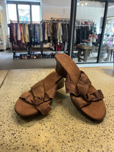 Cargar imagen en el visor de la galería, Italian Shoemakers Brown Strappy Wedges (Size 8)