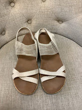 Load image into Gallery viewer, Skechers Luxe Foam Sandals (Size 8)