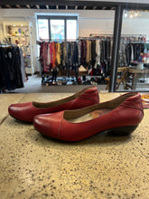 Cargar imagen en el visor de la galería, Taos Cherry Red Leather Shoes (Size 8)
