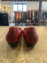 Cargar imagen en el visor de la galería, Taos Cherry Red Leather Shoes (Size 8)