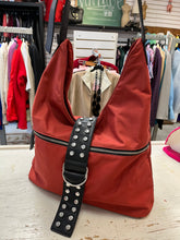 Cargar imagen en el visor de la galería, Simons Rust Canvas Bucket Bag