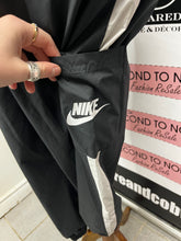 Cargar imagen en el visor de la galería, Nike Windbreaker Jogging Pants (Size S)
