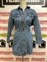 Cargar imagen en el visor de la galería, Dynamite Denim Dress (Size XS)