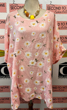 Load image into Gallery viewer, Italian Made Daisy Print Top (Size L/XL)