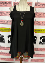 Charger l'image dans la galerie, NWT Black Cold Shoulder Top (Size S)