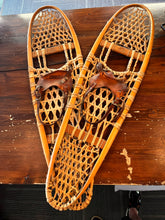 Cargar imagen en el visor de la galería, Vintage Made In CanadaSnowshoes