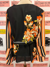 Charger l'image dans la galerie, Coral & Black Floral Wrap Tie Top (Size M)