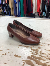 Load image into Gallery viewer, Naturalizer Leather Kitten Heels (Size 8)