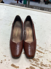 Load image into Gallery viewer, Naturalizer Leather Kitten Heels (Size 8)