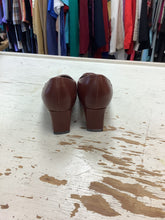 Load image into Gallery viewer, Naturalizer Leather Kitten Heels (Size 8)