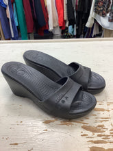 Load image into Gallery viewer, Crocs Black Sandals (Size 7)