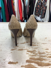 Load image into Gallery viewer, Nine West Snake Skin Print Pumps (Size 8)