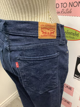Cargar imagen en el visor de la galería, Levi Strauss Dark Wash Jeans (Size W30/L30)