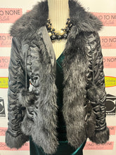 Cargar imagen en el visor de la galería, Black Ruched Faux Fur Trim Coat (Size L)