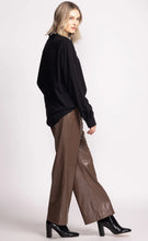 Cargar imagen en el visor de la galería, Faux Leather Wider-Leg Pants (2 Colours)
