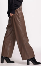 Cargar imagen en el visor de la galería, Faux Leather Wider-Leg Pants (2 Colours)