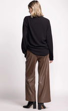 Cargar imagen en el visor de la galería, Faux Leather Wider-Leg Pants (2 Colours)
