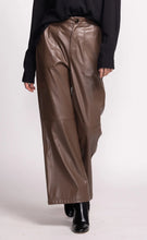Cargar imagen en el visor de la galería, Faux Leather Wider-Leg Pants (2 Colours)