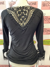 Cargar imagen en el visor de la galería, Camiseta Negra con Espalda de Cordón (Talla M)