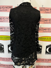 Cargar imagen en el visor de la galería, Traditions Black Lace Fooler Top (Size L)

