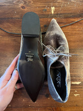 Charger l'image dans la galerie, Unique Velvet Pointed Toe Lace Up Loafers (Size 10/EU 41)
