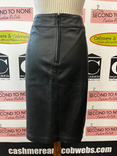 Charger l'image dans la galerie, Danier Genuine Leather Skirt (Size 16)

