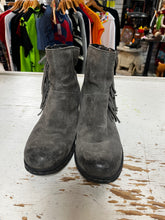 Cargar imagen en el visor de la galería, b.ø.c Suede Fringe Ankle Boots (Size 7 1/2)
