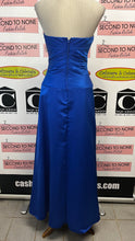 Load image into Gallery viewer, David&#39;s Bridal Gown (Size 6)
