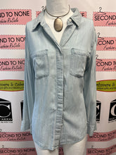 Charger l'image dans la galerie, Chico’s Lightwash Denim Button Up Shirt (Size L/Chico’s 1)
