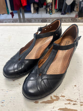 Cargar imagen en el visor de la galería, Rockport Cobb Hill Angelina T-Strap Leather Pumps (Size 9)
