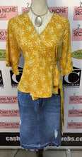 Load image into Gallery viewer, Mast &amp; Harbour Surplice Top (Size L)
