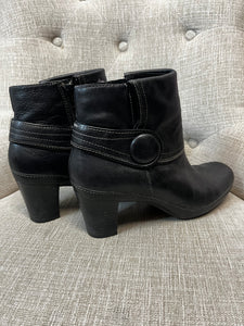 Clarks Leather Ankle Boot (Size 9 1/2)