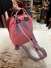 Cargar imagen en el visor de la galería, Fjällräven Kånken Mini Backpack
