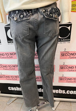 Cargar imagen en el visor de la galería, Tru Luxe Grey Embellished Jeans (Size 6)

