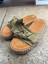 Cargar imagen en el visor de la galería, Bocage Suede Bow Sandals (Size 8)
