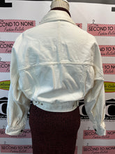 Load image into Gallery viewer, Vintage Guess White Cropped Denim Jacket (Size S)
