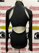 Cargar imagen en el visor de la galería, Under Armour Cutout Back Top (Size S)
