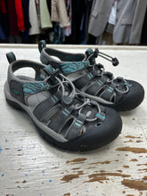 Cargar imagen en el visor de la galería, Keen Waterproof Hiking Sandals (Size 6)
