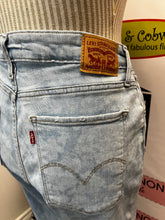 Load image into Gallery viewer, Levi&#39;s 721 High Rise Skinny Jeans (Size 30W/30L)
