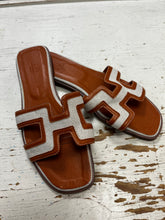 Load image into Gallery viewer, Faux Hermes "Oran" Leather Sandals (Size 41=10)
