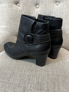 Clarks Leather Ankle Boot (Size 9 1/2)