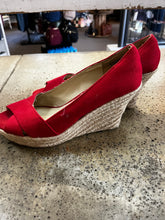 Load image into Gallery viewer, Denver Hayes Wedge Heels (Size 9)
