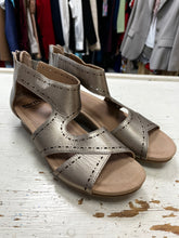 Load image into Gallery viewer, Earth Metallic Pisa Truro Sandals (Size 9)
