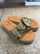 Cargar imagen en el visor de la galería, Bocage Suede Bow Sandals (Size 8)
