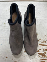 Load image into Gallery viewer, Clarks Artisan Adya Bella Ankle Boots (Size 8)
