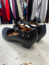 Cargar imagen en el visor de la galería, Rockport Cobb Hill Angelina T-Strap Leather Pumps (Size 9)
